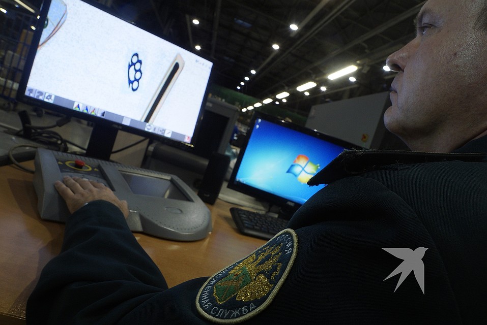 А кто-то надеется, что таможенники ничего не заметят и его "пронесет" Фото: Алексей БУЛАТОВ