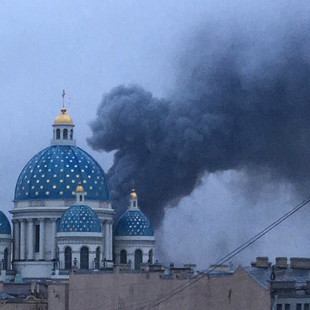 Дым виден за много километров Фото: СОЦСЕТИ