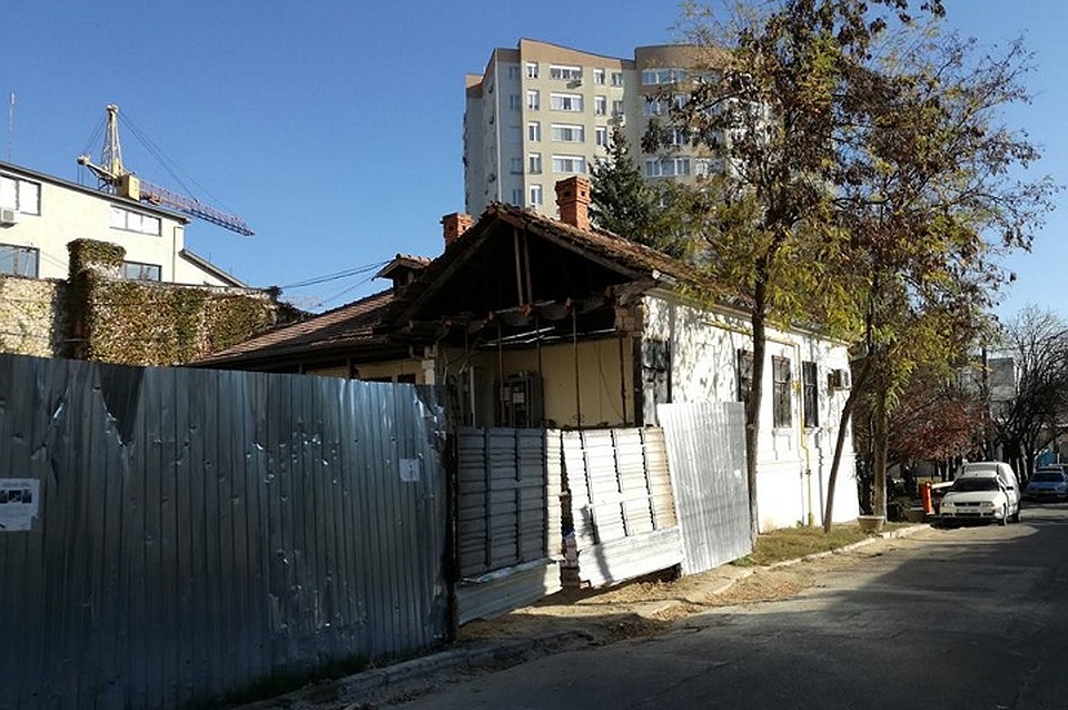 На вандалов, которые разрушают историческое здание, и чиновников, давших на это добро, кишиневцы сыпят проклятия, но деньги решают все! Фото: moldovenii.md