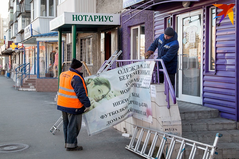 Пятиэтажка по ул. Кирова, 9 давно стал торговым рядом: квартиры на первом этаже выкуплены под магазины. Фото: Валерий ЗВОНАРЕВ