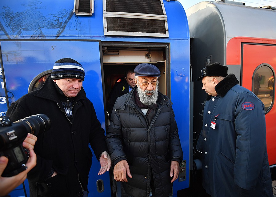 Одним из первых поезд посетил Первый Вице-президент Русского географического общества Артур Чилингаров Фото: Виктор ГУСЕЙНОВ