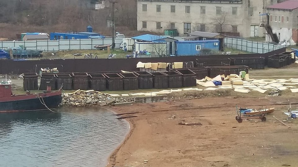 В таких мусорных контейнерах и содержали детёнышей морских млекопитающих. Фото: Нина ЗЫРЯНОВА.