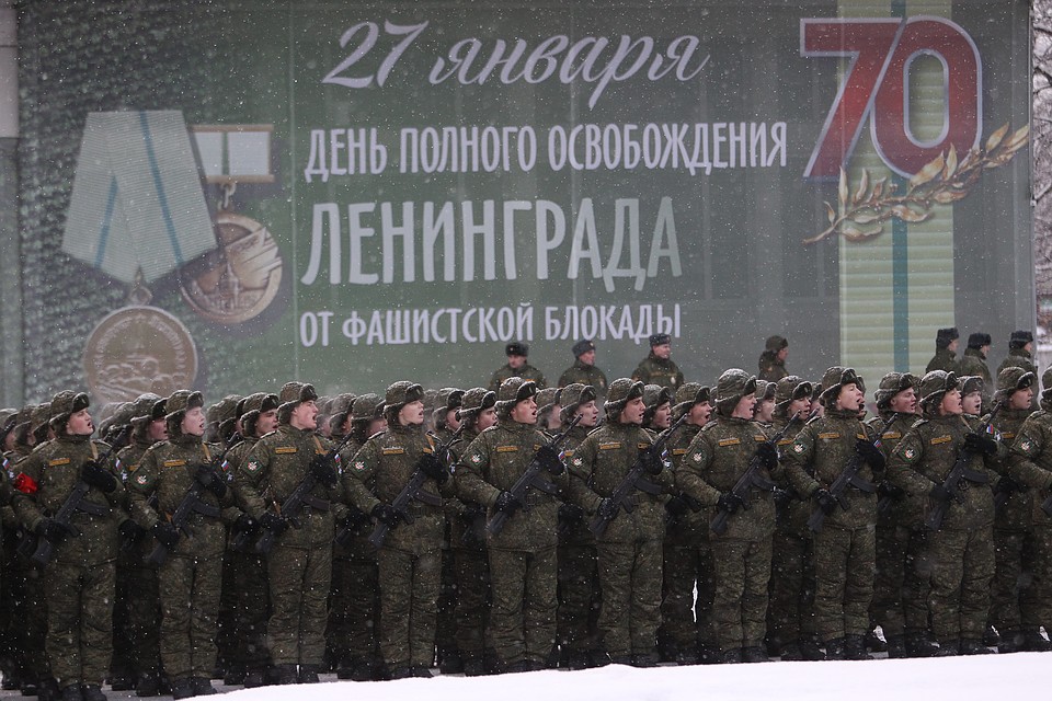 Парад, посвященный 70-летию полного освобождения Ленинграда от блокады, прошел перед Пискаревским кладбищем. Фото: Илья СМИРНОВ