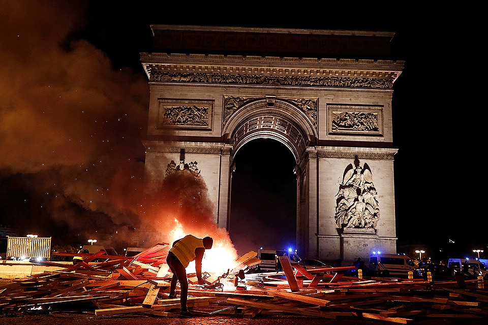 Горящие баррикады у Триумфальной арки. Фото: REUTERS