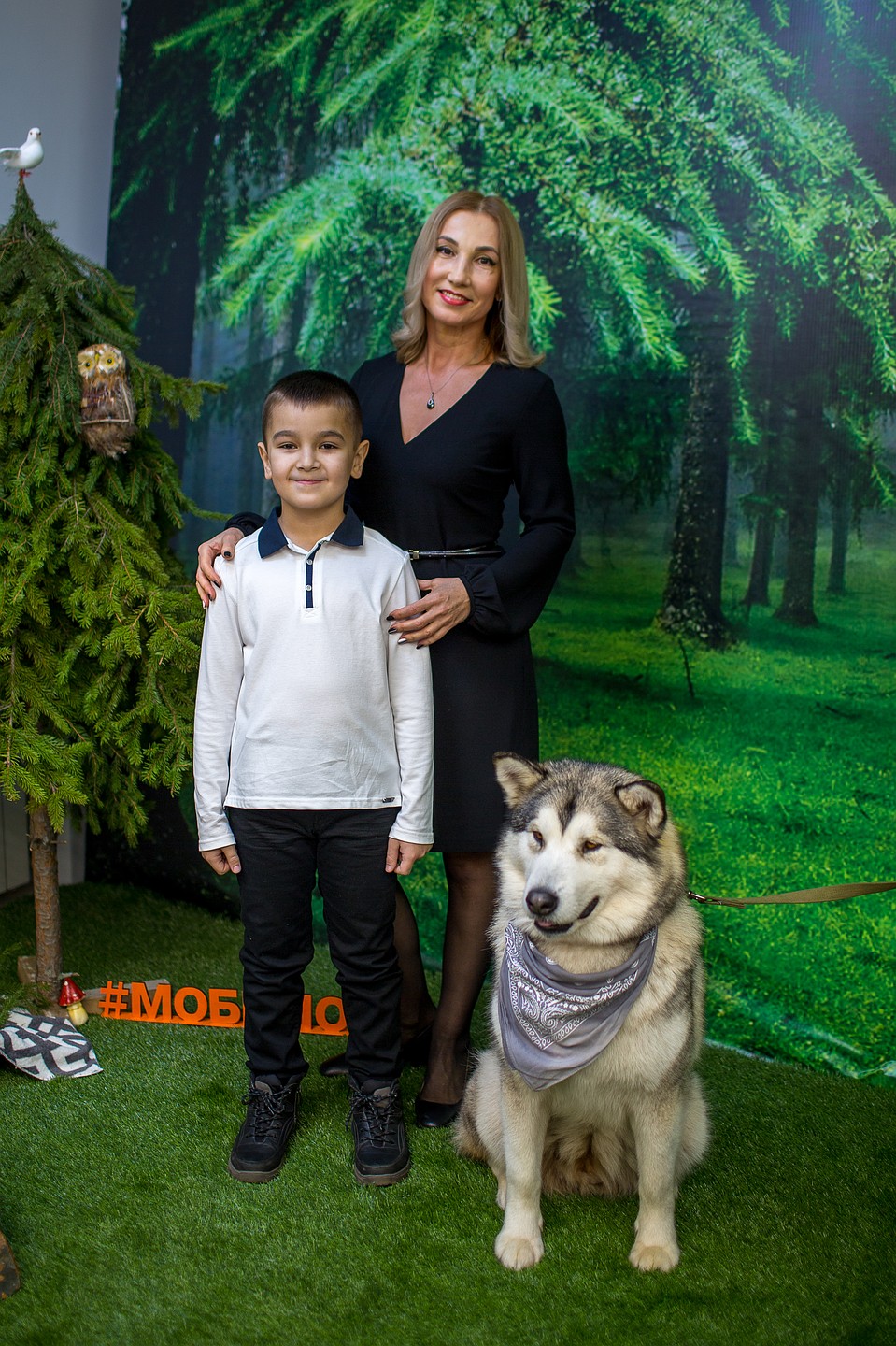 В шоу-руме гостей ждала фотосессия с замечательными животными: собака хаски и лемур