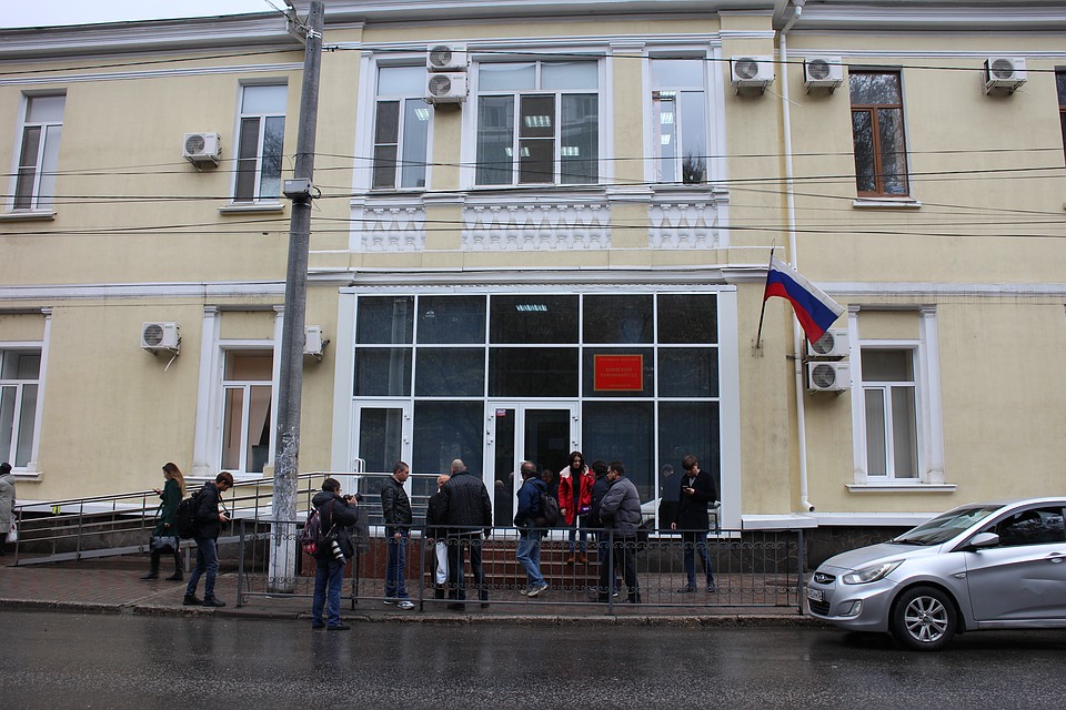 Уполномоченный по правам человека побывала в Киевском районном суде Симферополя, куда привезли украинских моряков. Фото: Галина КОВАЛЕНКО