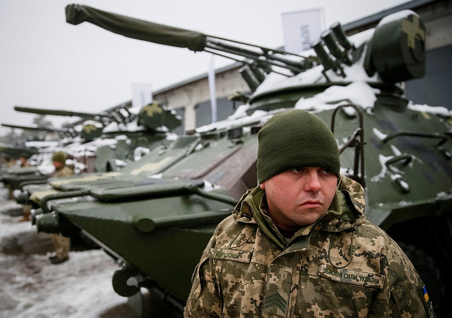 Перед началом церемонии передачи новой бронетехники в украинскую армию. Киев, ноябрь 2018 года. Фото: REUTERS