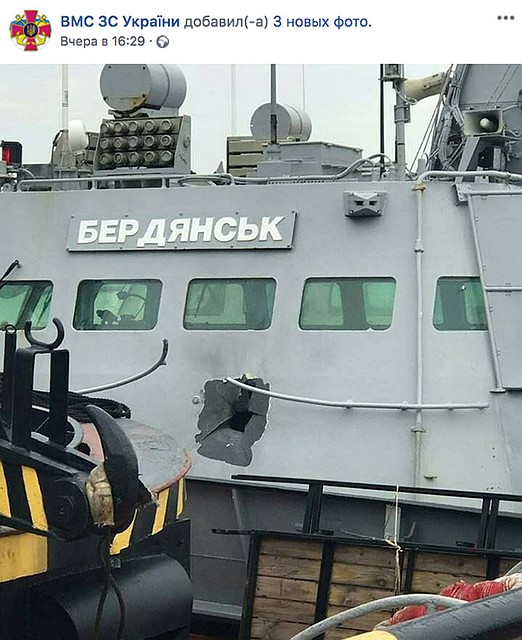 Судя по фотографиям в соцсетях, заряд влетел в рубку спереди, прошив стенку насквозь Фото: Facebook
