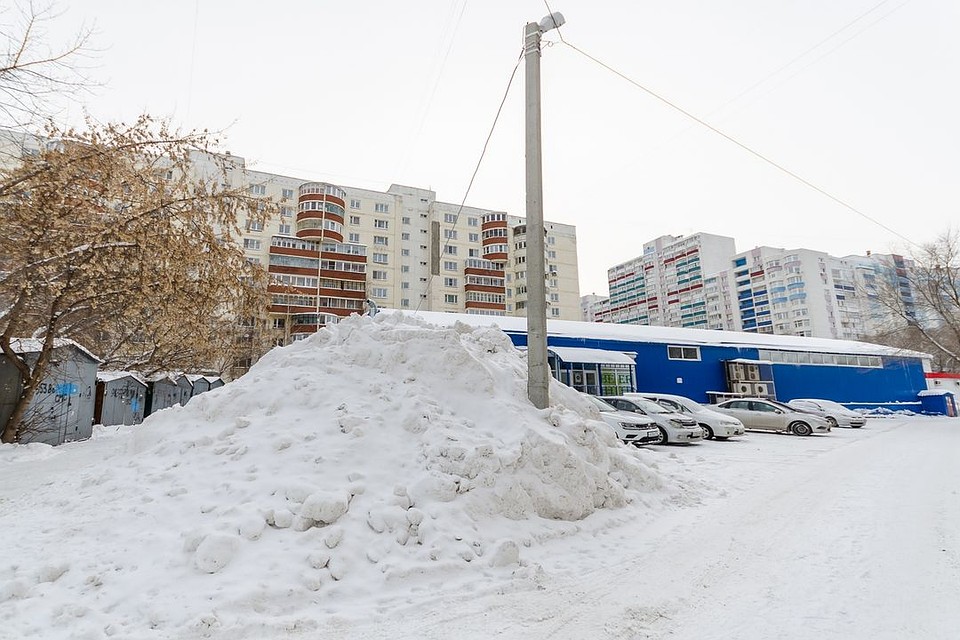 Из-за сунробов пешеходы с трудом передвигаются по городу. Фото: Даба ДАБАЕВ