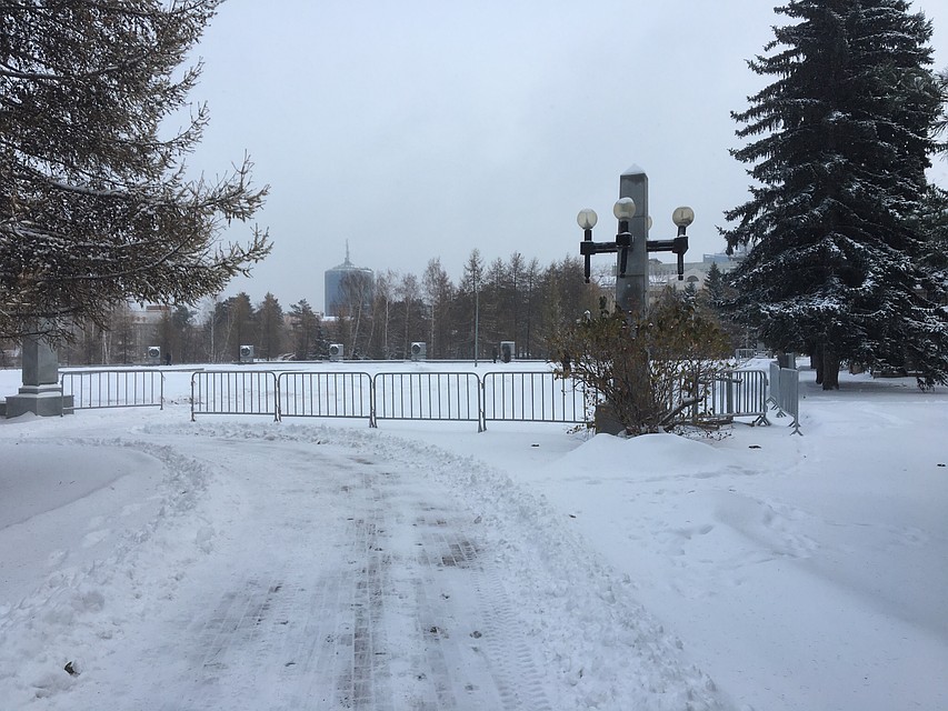 Челябинск - город заборов. Фото: Лев Большаков