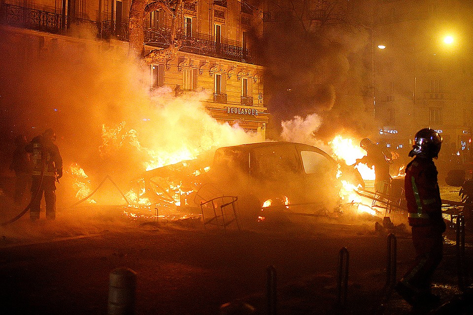Пожарные тушат автомобили в ходе ночных беспорядков в Париже. Фото: REUTERS