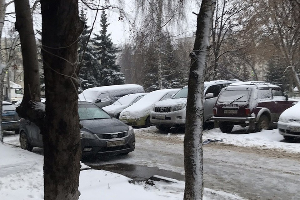 Машина Юлии слева (Kia), машина нападавшей справа (Toyota Prado). Фото: СОЦСЕТИ
