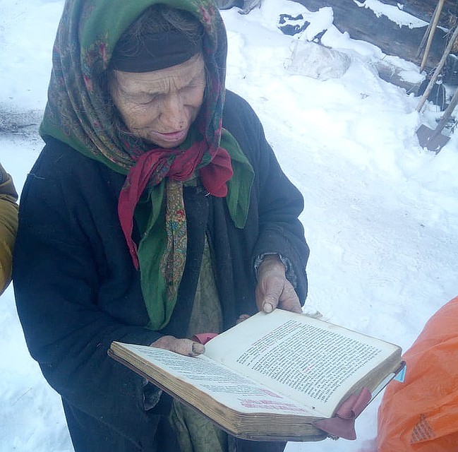 Агафья Лыкова со старинной церковной книгой.