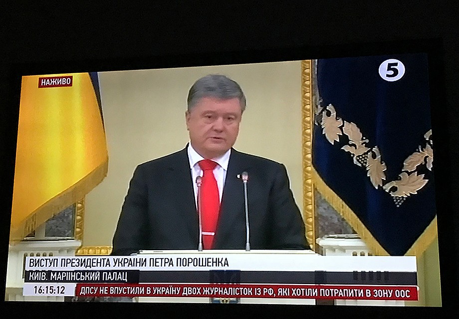 По всем каналам Порошенко, Порошенко... Фото: Василиса НИКОЛАЕВА