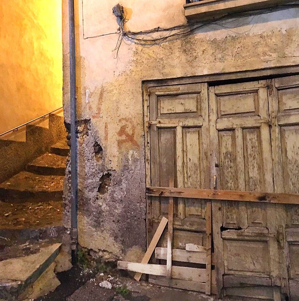 Призрак бродит по Европе, призрак коммунизма...Интересно, что появляется раньше - серп и молот или мысли о революции? Фото Андрей Крюков