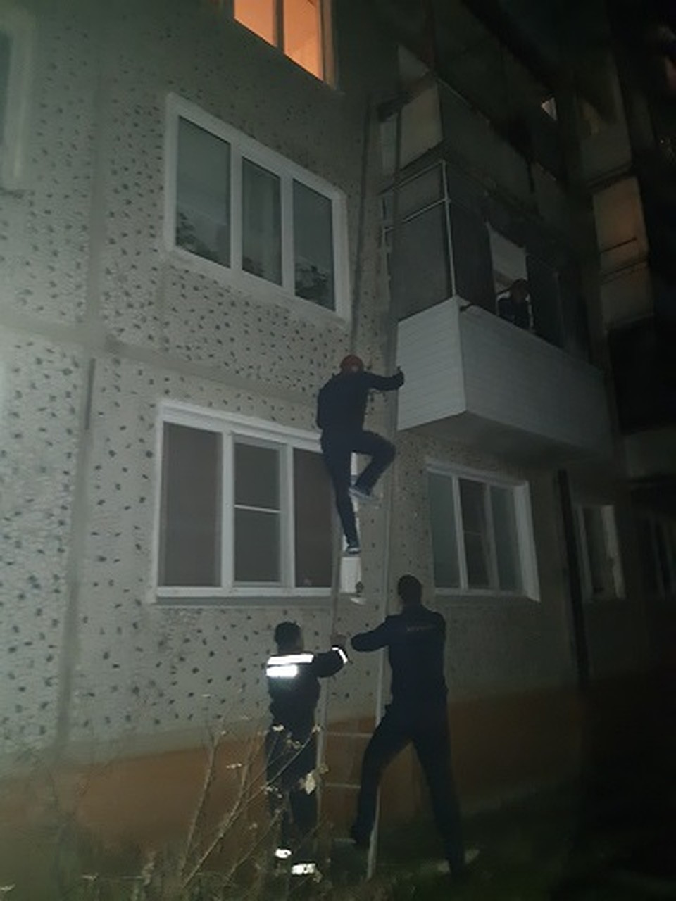 Спасатели использовали лестницу, чтобы попасть на балкон третьего этажа