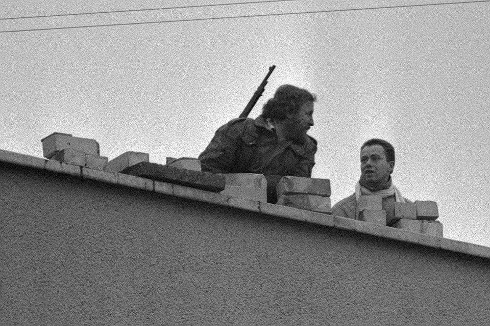 20 января 1991 г. Вооруженные люди на крыше здания Литовского парламента. Бабушкин А./Фотохроника ТАСС