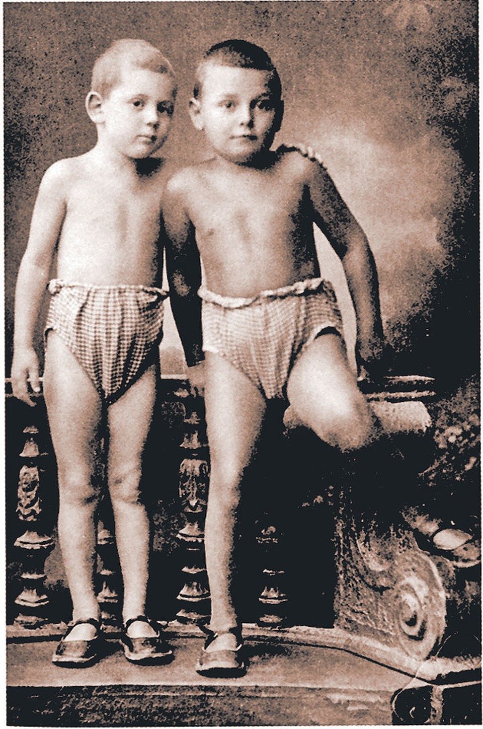 Артем Сергеев, приемный сын вождя (справа), и Василий Сталин, 1926 год.