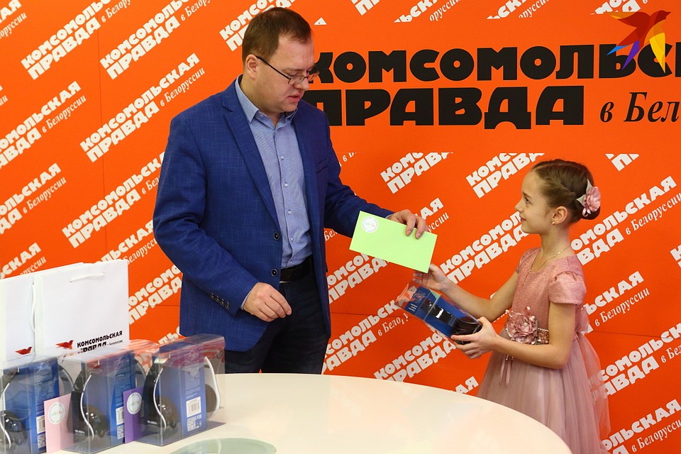 Главный редактор Андрей Левковский вручил юным победителям подарки от партнеров конкурса - приз симпатий «КП» Фото: Святослав ЗОРКИЙ
