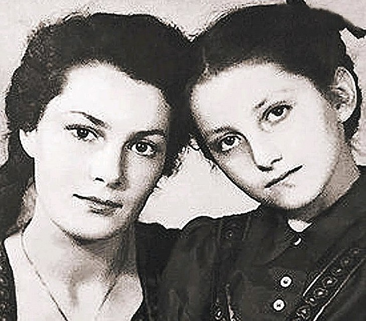 Элина Быстрицкая (слева) с сестрой Софьей. Фото из семейного архива