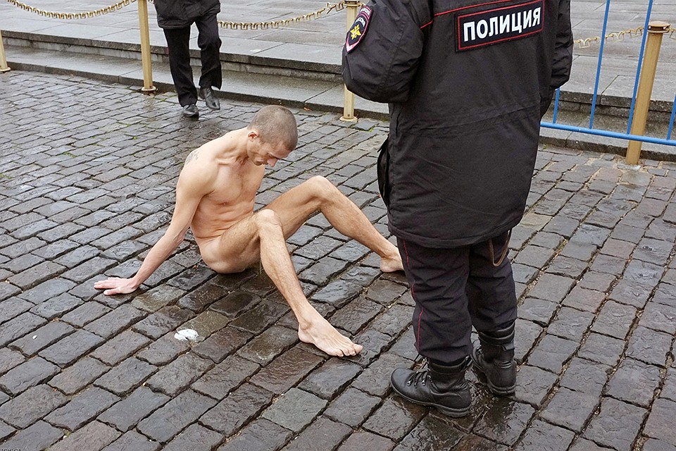 Ноябрь 2013 года, Петр Павленский во время акции "Фиксация" на Красной площади. Фото: EAST NEWS