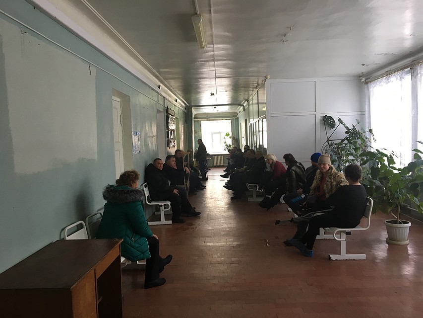 В полуразрушенном здании идет прием пациентов Фото: Артем Бендрик