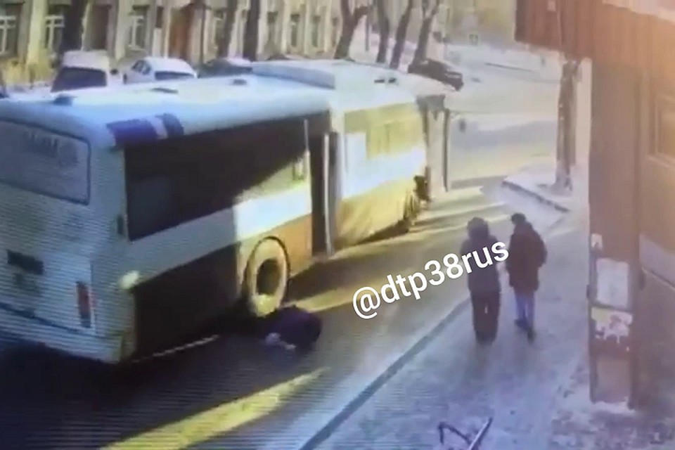 Не удержавшись за поручни, пенсионерка упала под колеса многотонной машины. Фото: группа ДТП38RUS.