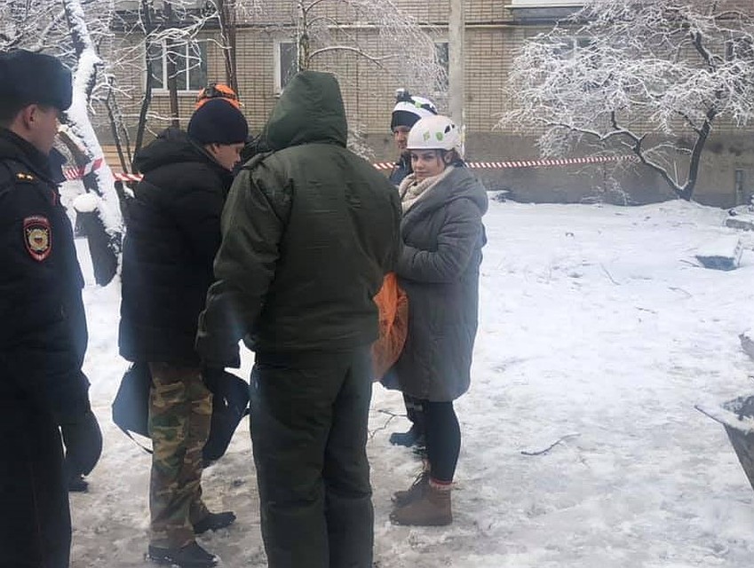 Пускали по спискам. По одному от квартиры. В спасательной каске. С сопровождающим. Фото: Ольга ГОПАЛО