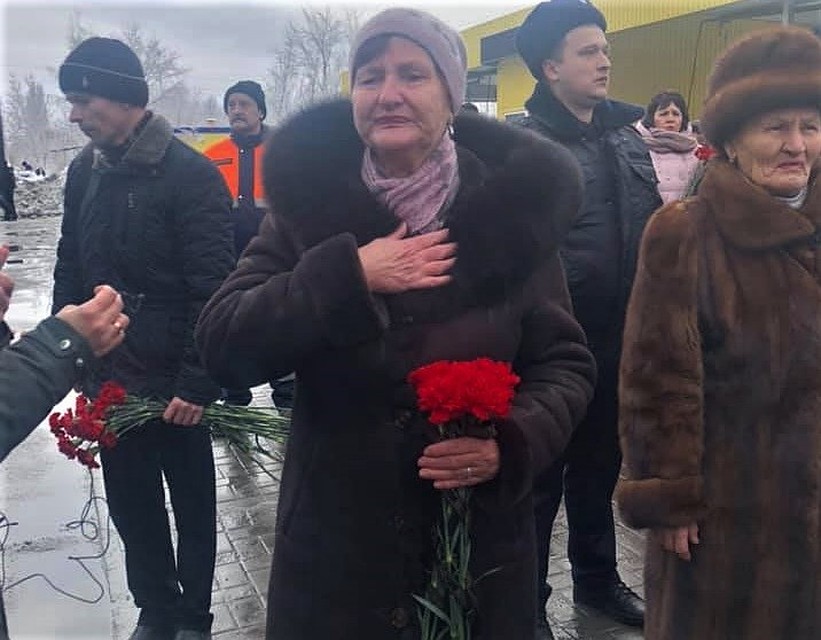 Мы, действительно, переживаем эту трагедию как свою, - говорит пожилая женщина, прижимая к груди живые гвоздики. Фото: Ольга ГОПАЛО