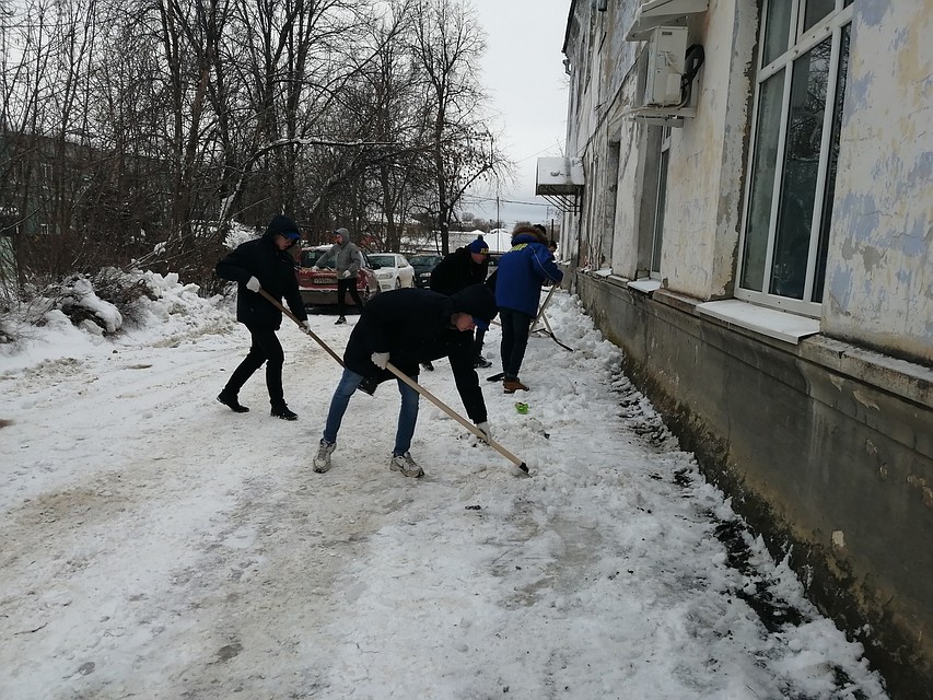 Волонтеры чистят снег Фото: Ольга МАКАРОВА