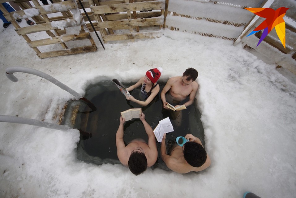 В Новый год эти же ребята ныряли в прорубь в костюмах Дедов Морозов. Фото: Алексей БУЛАТОВ