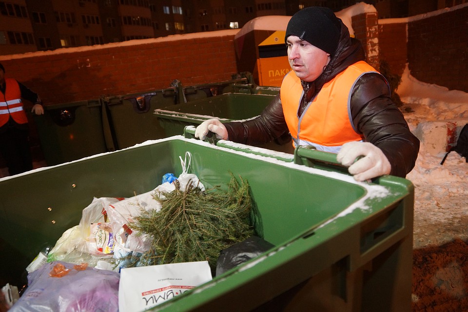 Что только не выкидывают в мусор горожане Фото: Светлана МАКОВЕЕВА