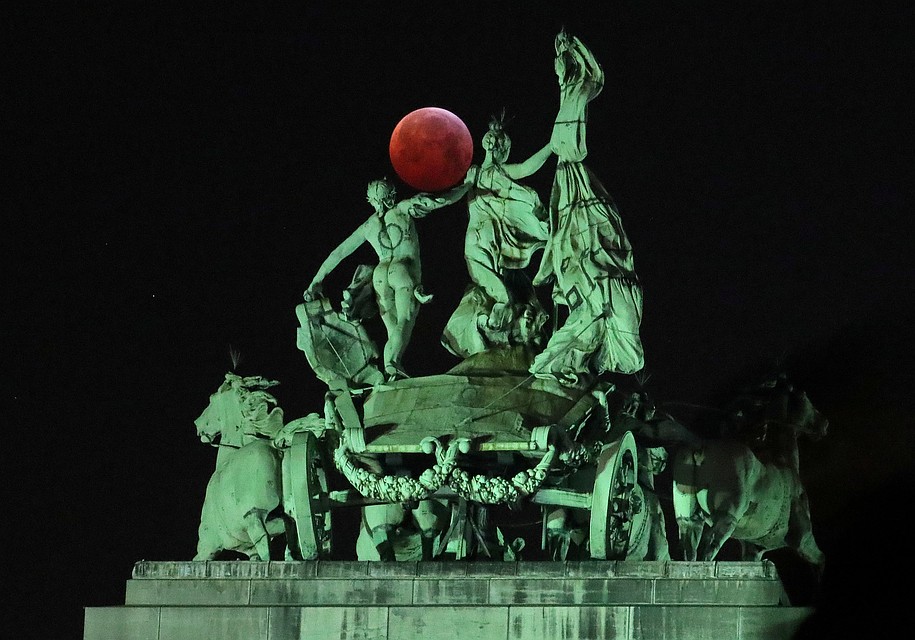 Лунное затмение в Брюсселе (Бельгия) Фото: REUTERS