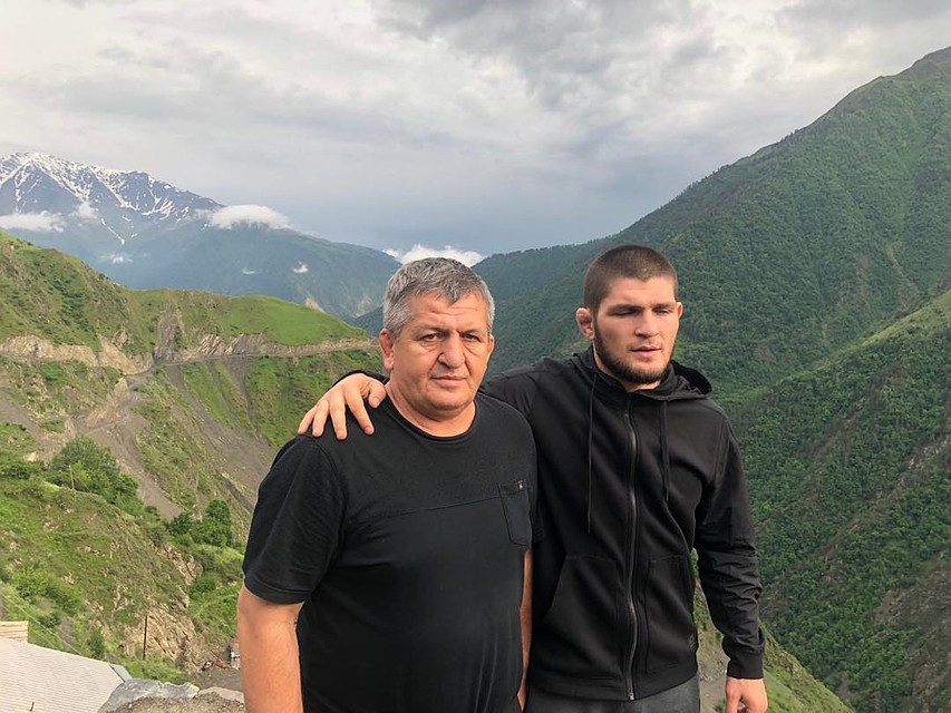 Абдулманап Нурмагомедов с сыном на тренировочных сборах в горах Фото: Личная страничка героя публикации в соцсети