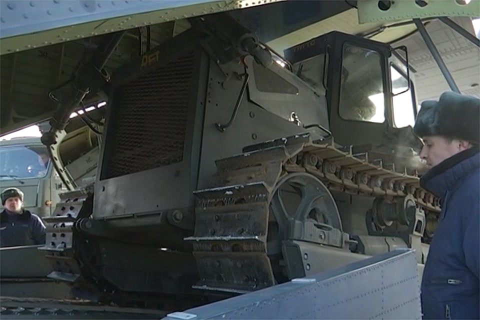 В Хабаровском крае военные летчики провели уникальную операцию по доставке двадцатитонного бульдозера на Бурею Фото: Пресс-служба Восточного военного округа Минобороны России