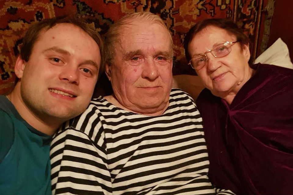 Семен с дедушкой и бабушкой. Фото6 личный архив Семена Павличенко.