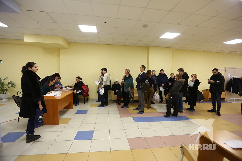 В некоторых школах предвидели "живые" очереди, и смогли организовать процесс записи в 1е классы Фото: Алексей БУЛАТОВ