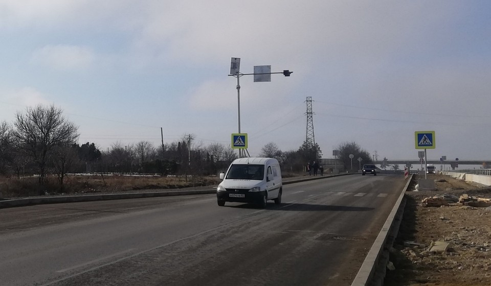 Перед открытием четырехполосного движения по трассе, рабочие нанесут нестирающуюся термопластиковую разметку. Фото: Анастасия КУРДЮКОВА