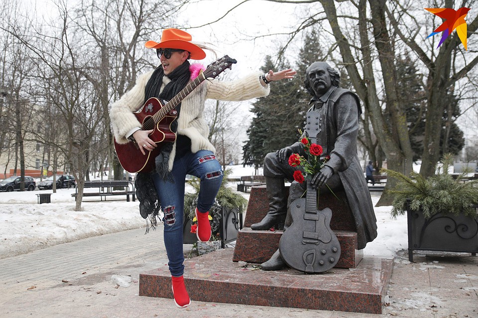 У памятника Владимиру Мулявину. Фото: Павел МАРТИНЧИК