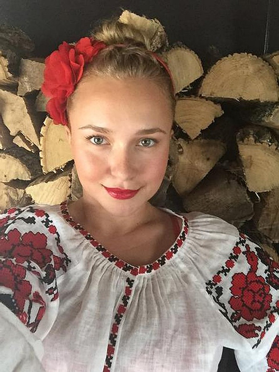 Хайден примеряла вышиванку и планировала свадьбу на День независимости Украины.