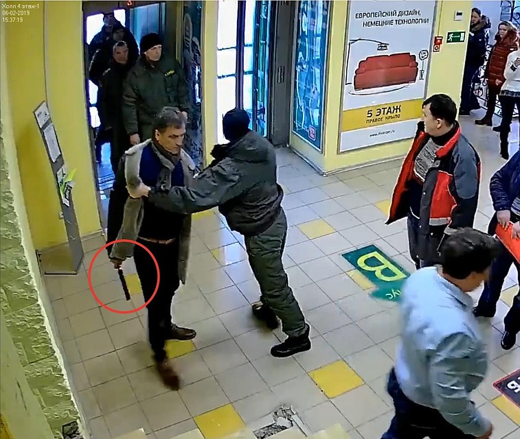 Мужчина угрохал охранникам электрошокер. Фото: скрин с видео