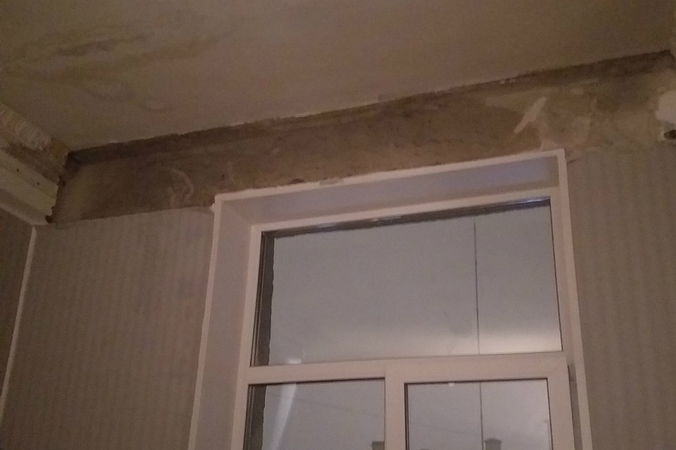 От лепного карниза на одной стене не осталось и следа