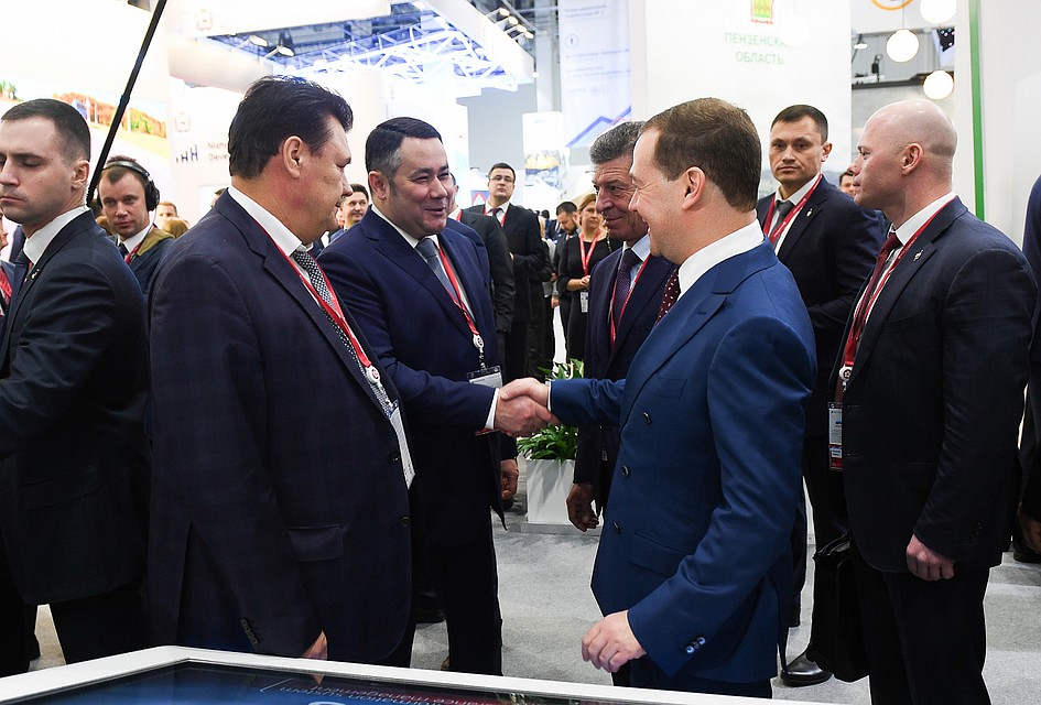 Председатель Правительства РФ Дмитрий Медведев посетил стенд Верхневолжья Фото: ПТО