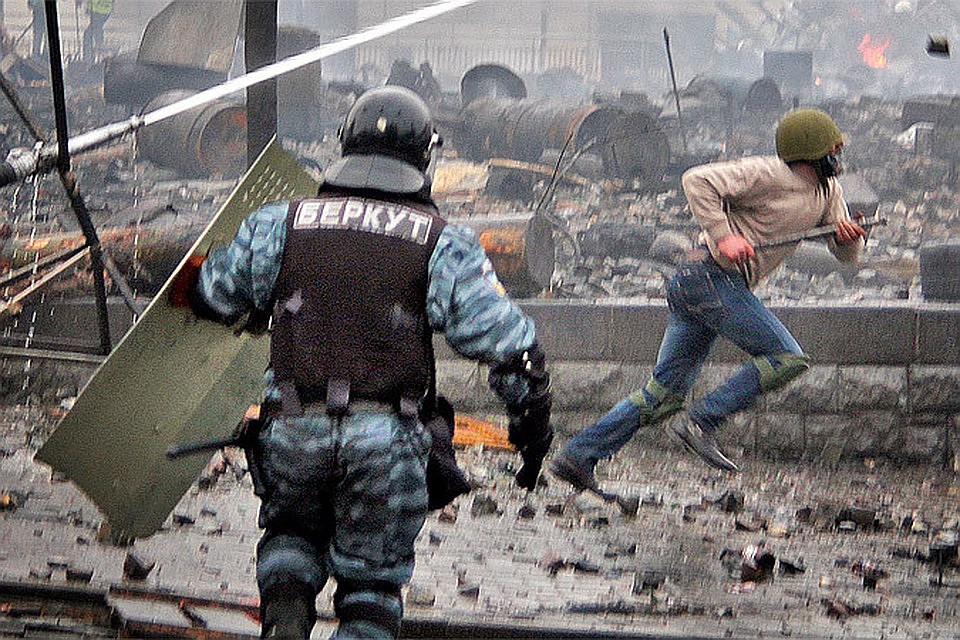 До 19-го числа была возможность — до момента, пока не захватили оружейные склады на западе Украины - разогнать майдан Фото: Александр КОЦ, Дмитрий СТЕШИН