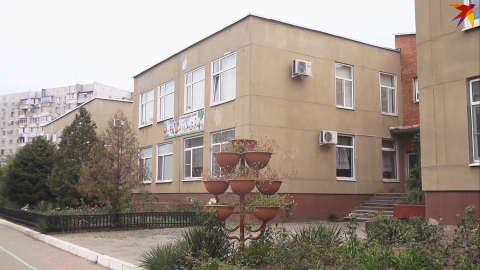 Девочка продолжает ходить в детский сад.