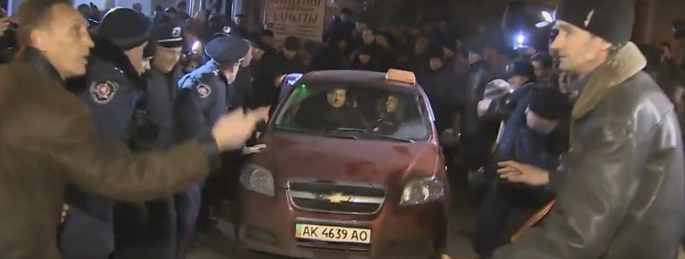 Едва запрыгнув на переднее сидение, Порошенко произнес: "Почему меня так встретили"