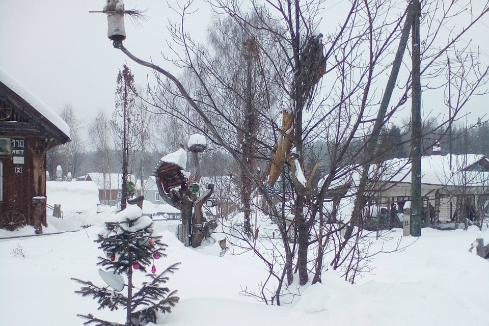 Это дерево с пушкинскими героями: русалка, кот учены, леший, кикимора Фото: Евгений ДЕМИХОВ