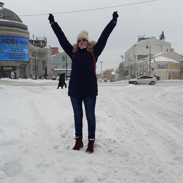 Девушки Владивостока надеются, что в этом году им не придётся 8 марта шагать через сугробы и надевать шапки Фото: Оксана КИСЕЛЁВА