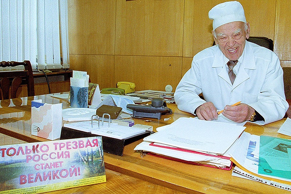 Федор Григорьевич Углов в своем кабинете в 2002 году. Фото Юрия Белинского (ТАСС).