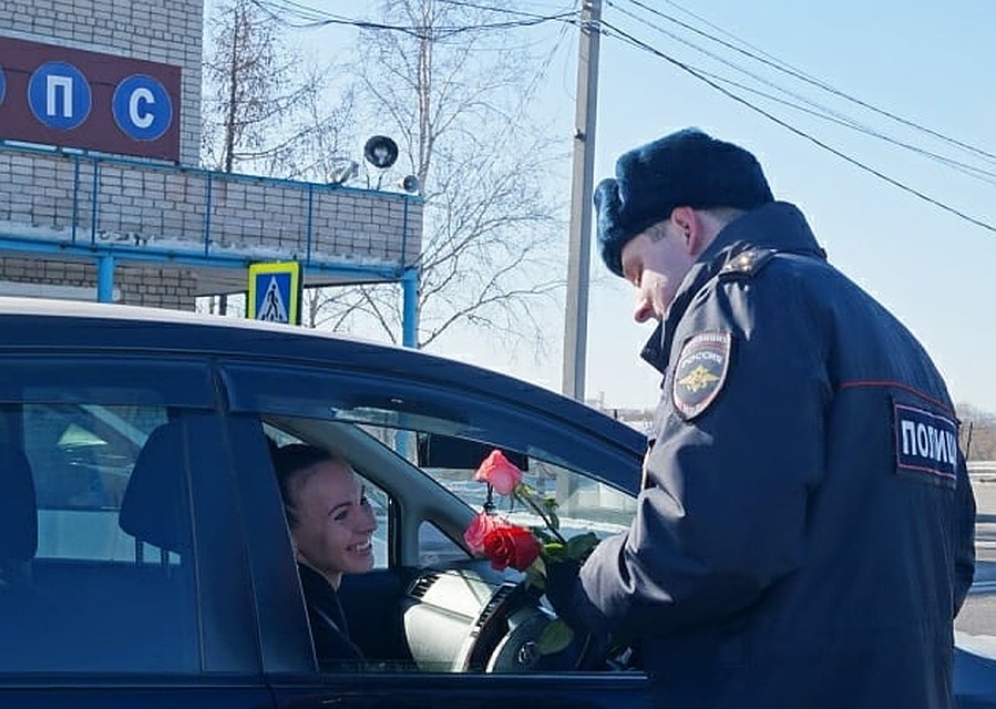 Накануне 8 Марта и в сам праздник благовещенские полицейские будут останавливать дам только для того чтобы подарить цветы. Такая вот профилактическая акция! Фото: УМВД России по Амурской области